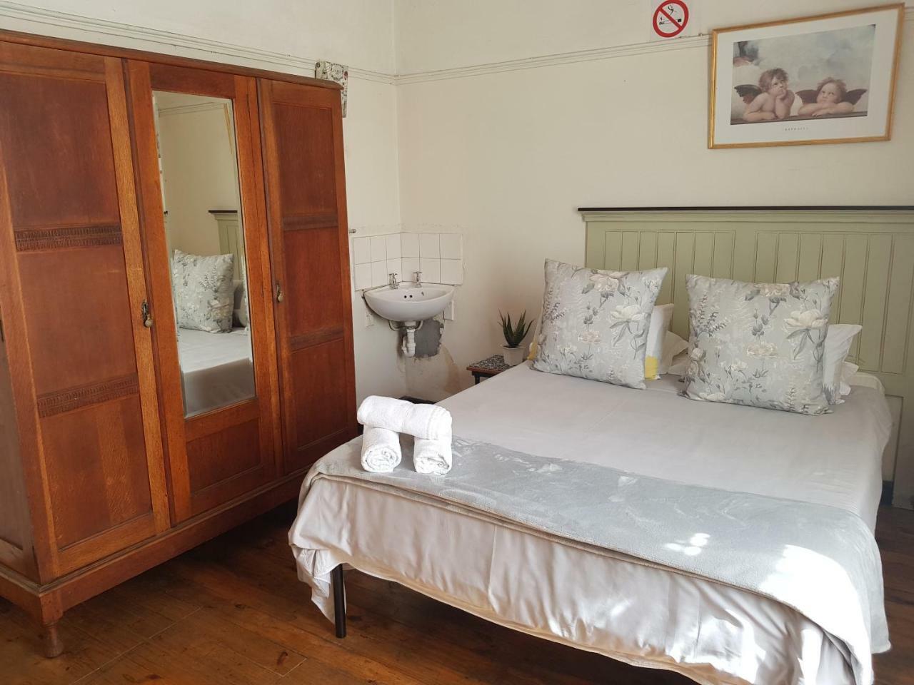 Lenox And Backpackers Guest house
