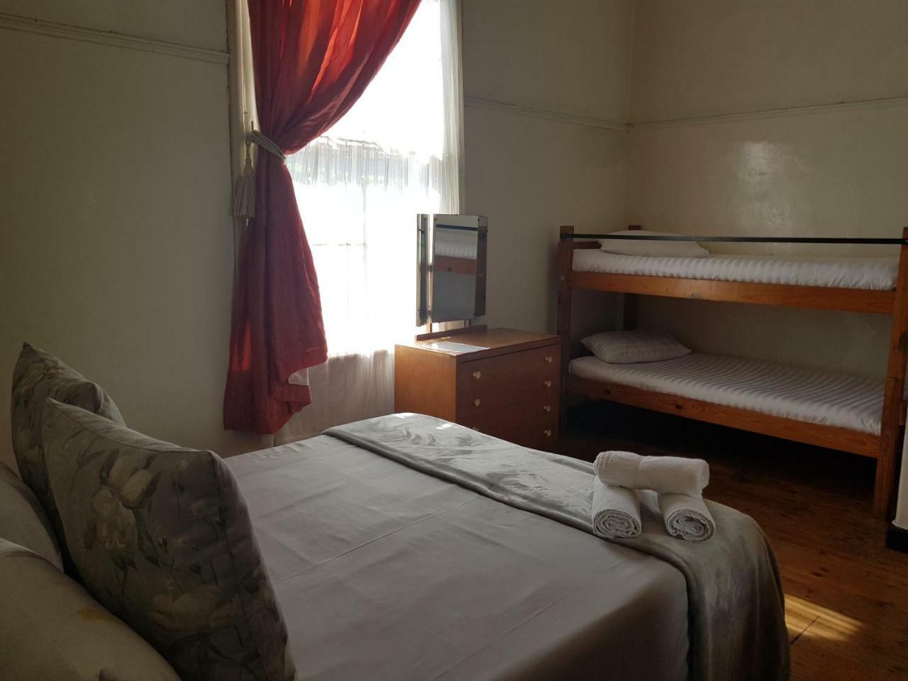 Lenox And Backpackers Guest house Cape Town