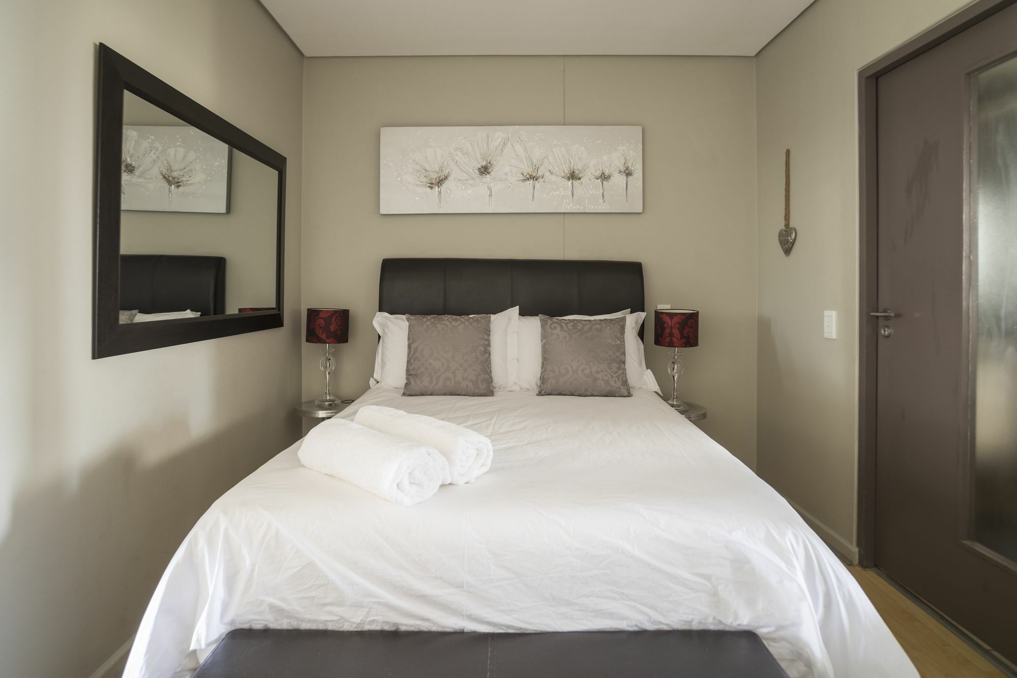24-7 Apartment