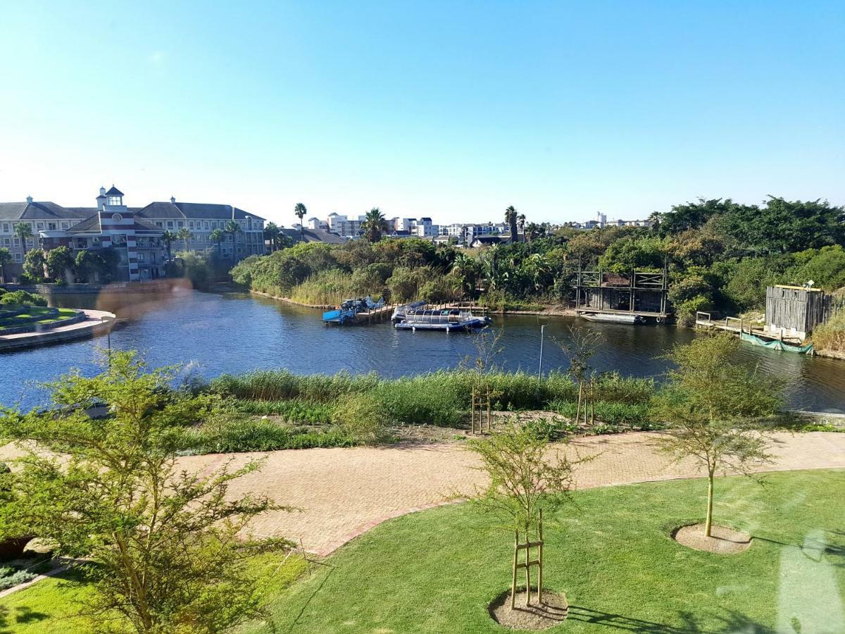 Waters Edge 103 *