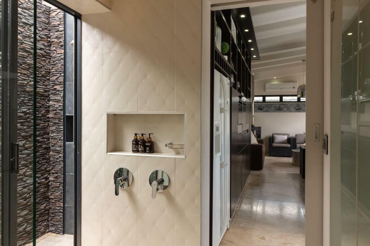 Apartment Crown Comfort - Affordable Luxury - Private Heated Pool & Hot Tub Under Roof *