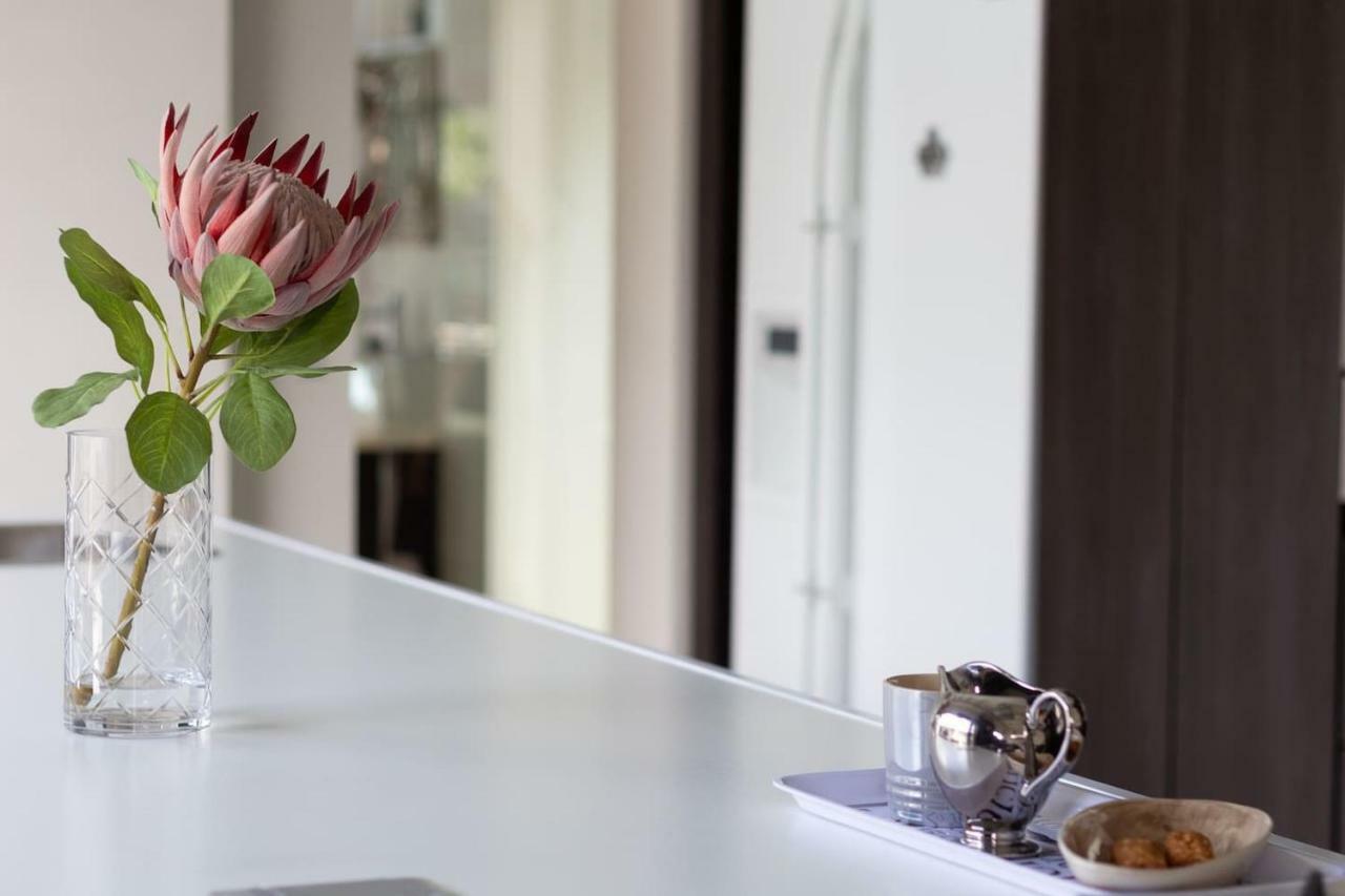 Apartment Crown Comfort - Affordable Luxury - Private Heated Pool & Hot Tub Under Roof Cape Town