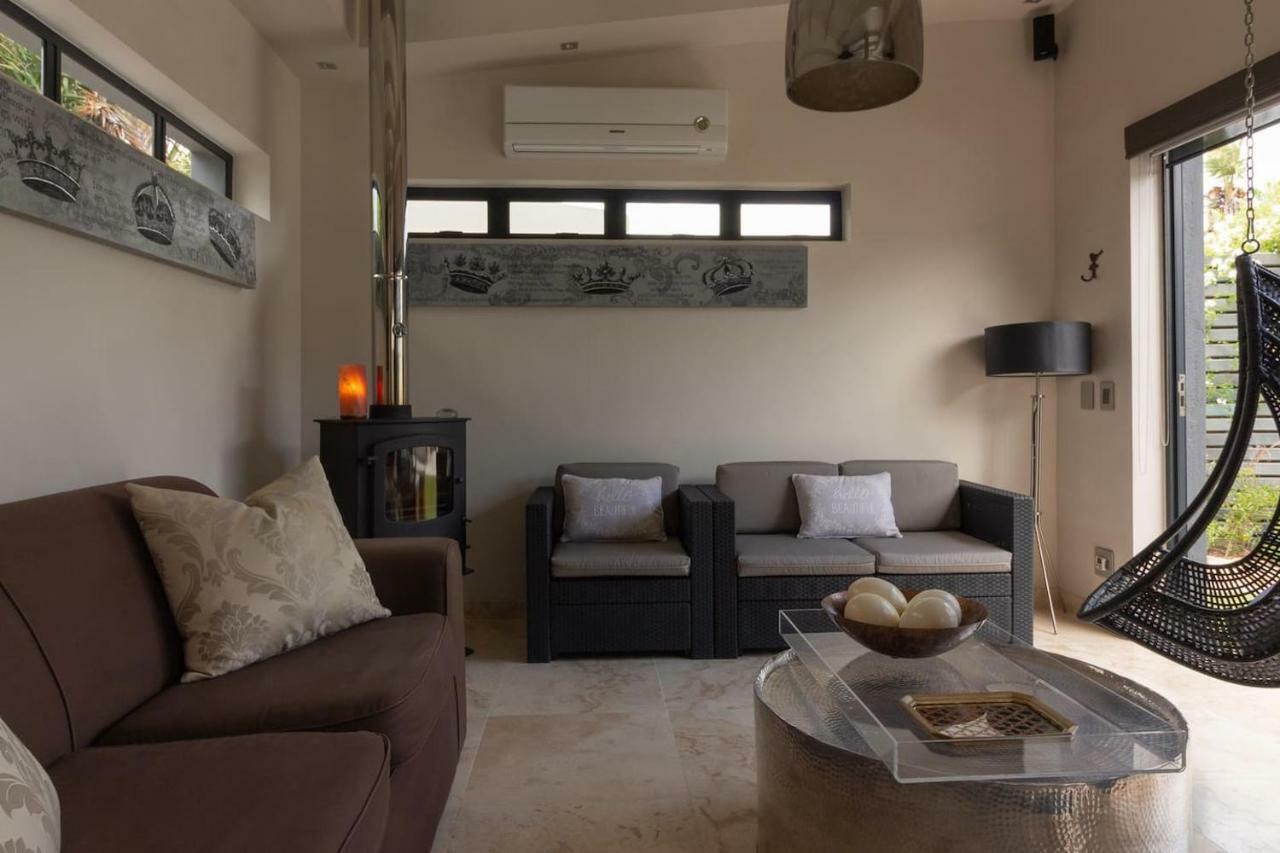 Crown Comfort - Affordable Luxury - Private Heated Pool & Hot Tub Under Roof Cape Town