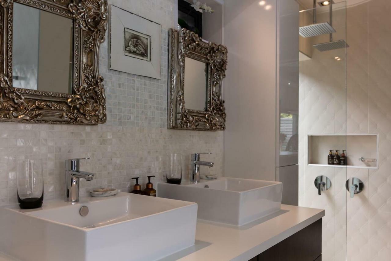 Crown Comfort - Affordable Luxury - Private Heated Pool & Hot Tub Under Roof Apartment *