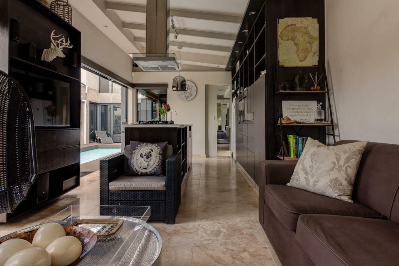 Apartment Crown Comfort - Affordable Luxury - Private Heated Pool & Hot Tub Under Roof Cape Town