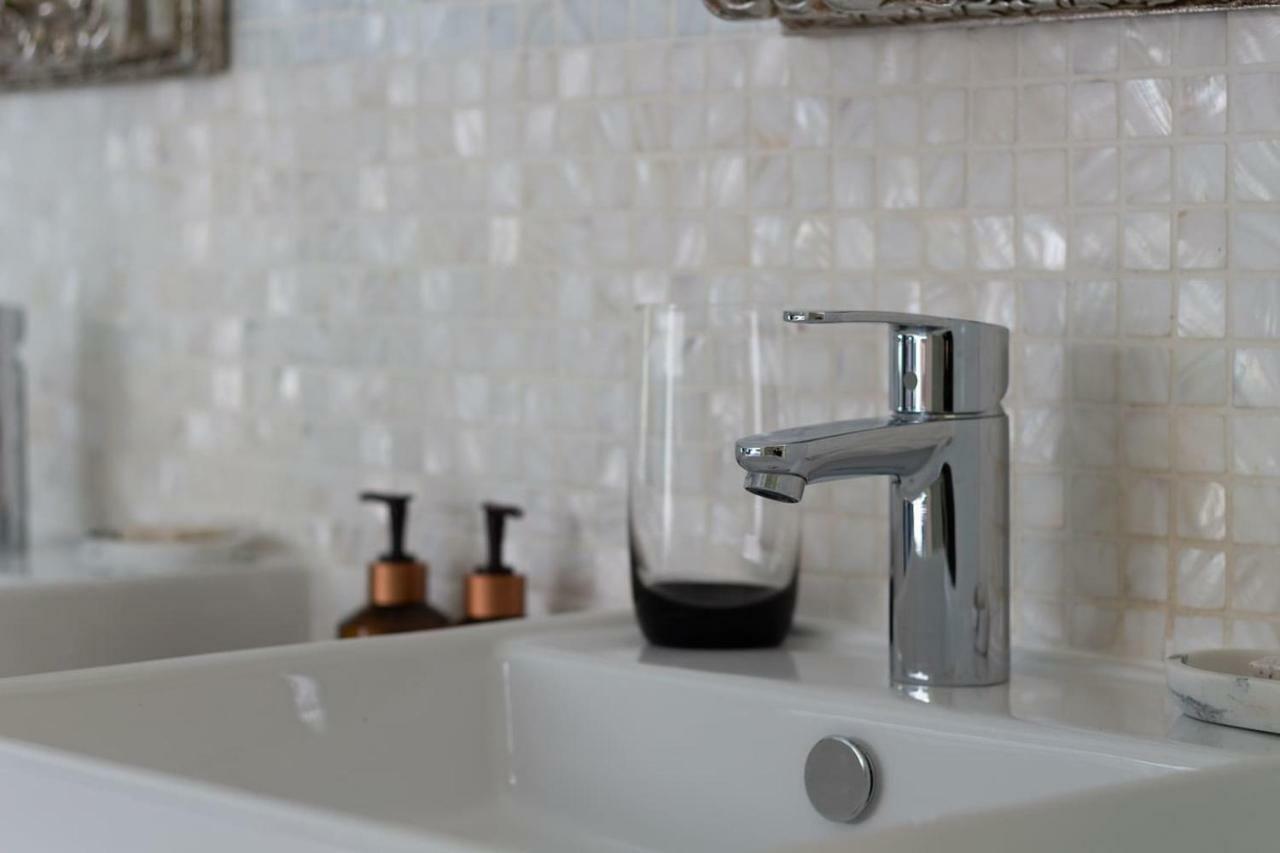 Apartment Crown Comfort - Affordable Luxury - Private Heated Pool & Hot Tub Under Roof Cape Town
