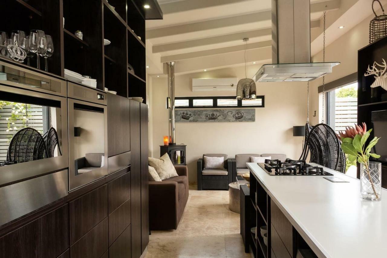 Crown Comfort - Affordable Luxury - Private Heated Pool & Hot Tub Under Roof Cape Town