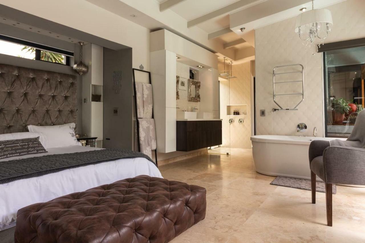 Apartment Crown Comfort - Affordable Luxury - Private Heated Pool & Hot Tub Under Roof Cape Town