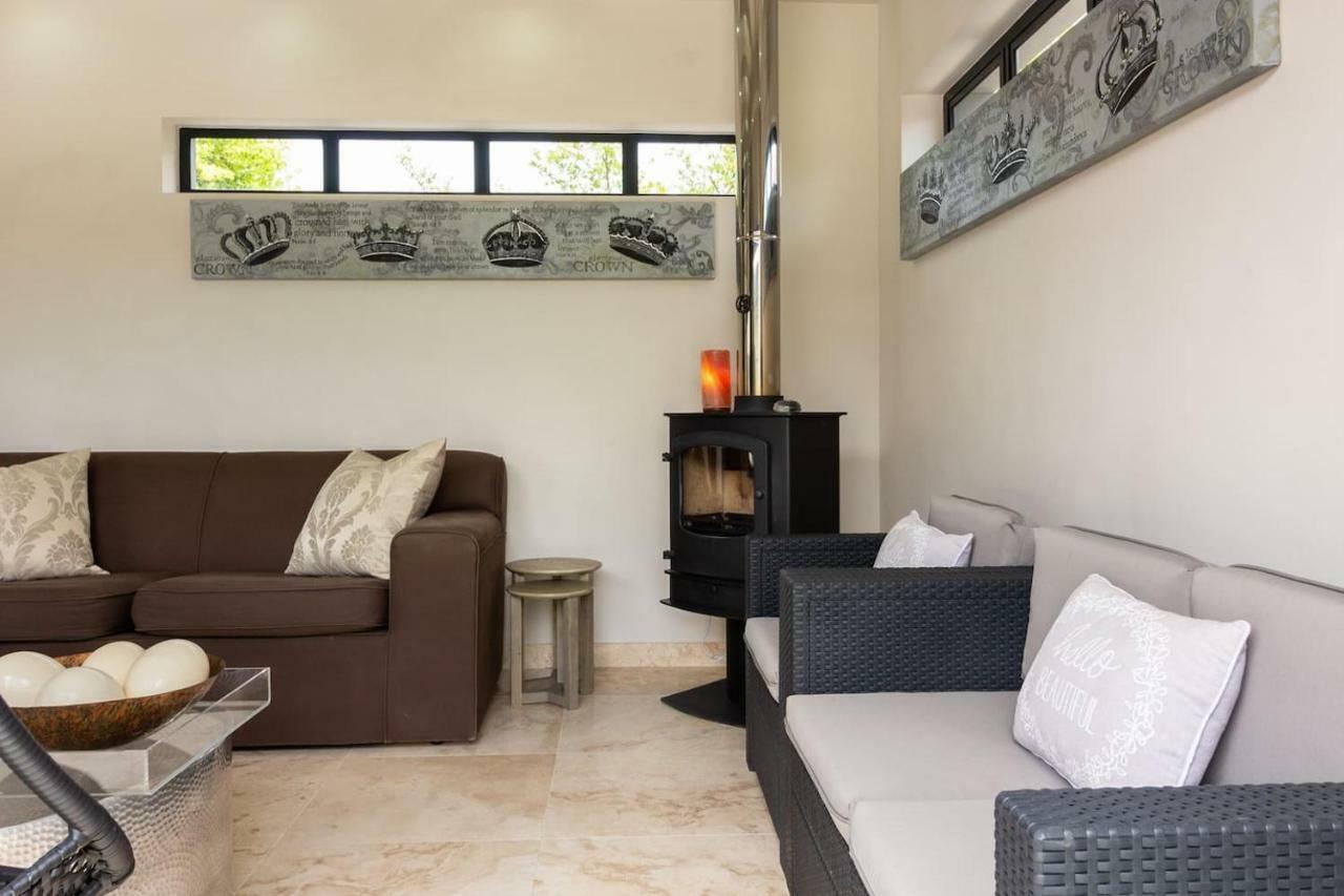 Crown Comfort - Affordable Luxury - Private Heated Pool & Hot Tub Under Roof Apartment *