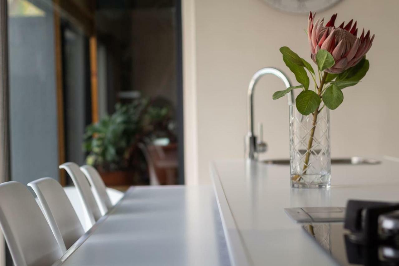Apartment Crown Comfort - Affordable Luxury - Private Heated Pool & Hot Tub Under Roof Cape Town