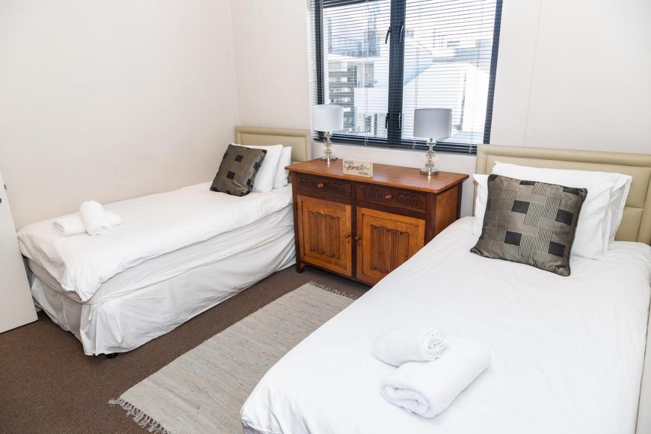 Apartment Elegant Beachfront 192 Eden On The Bay Beachfront Apartment, Blouberg, *