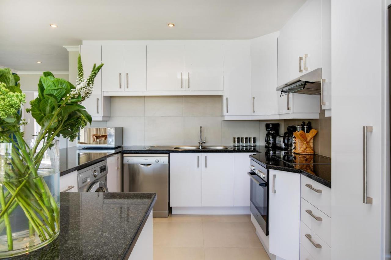 Crownebay Apartment Cape Town