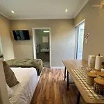Camellia Cottage - Courtyard Room