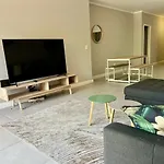 Scenic Modern Apartment In Century Ciity