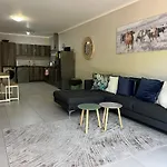 Scenic Modern Apartment In Century Ciity