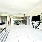 Spacious Modern 1 Bedroom Apartment Near Canal Walk