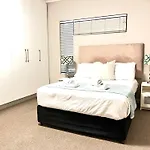 Spacious Modern 1 Bedroom Apartment Near Canal Walk