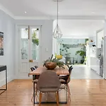 Victorian 2Br Views, Charm & Central Stay