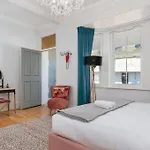 Victorian 2Br Views, Charm & Central Stay