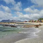 Surfers Corner Beach Apartment With Secure Parking