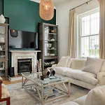 Backup-Powered Victorian House At Greenpoint Park