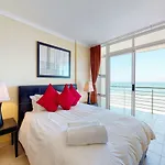 The Waves Crest, Bloubergstrand