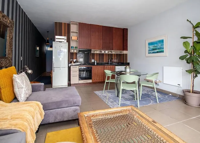 Stylish Flat In Flamboyant Area- No Loadshedding Canterbury