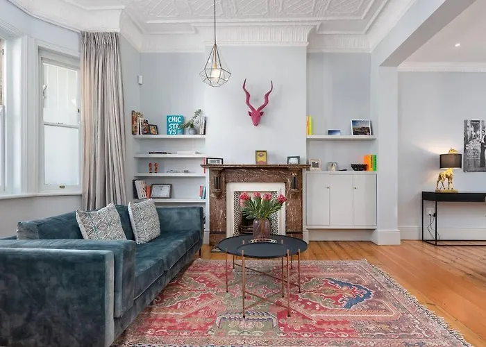 Victorian 2Br Views, Charm & Central Stay