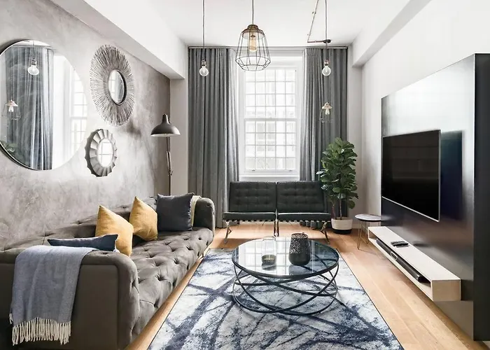 Stylish 2Br City Views, Pool & Vintage Vibes