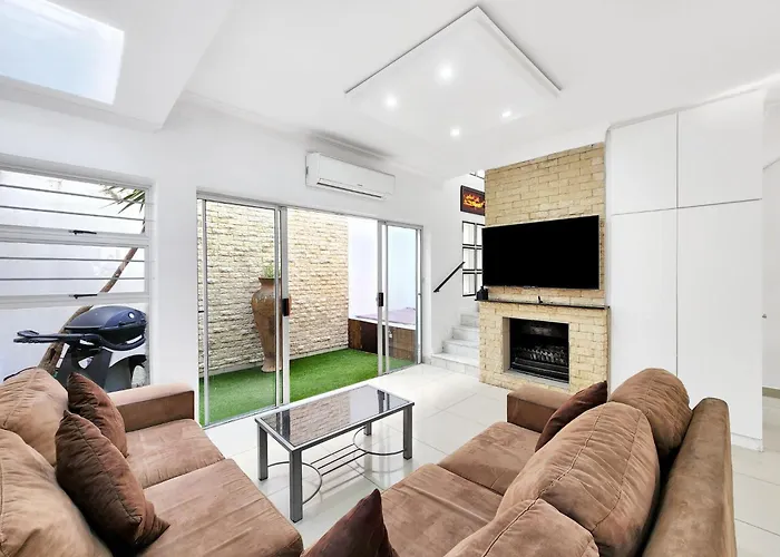 Urban Style House With Jacuzzi & Garage
