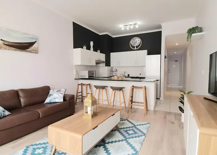 Surfers Corner Beach Apartment With Secure Parking
