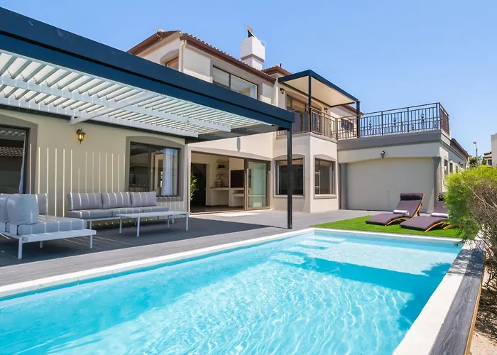 Luxury Villa With 5 Bedrooms, Heated Pool And Inverter In Blouberg
