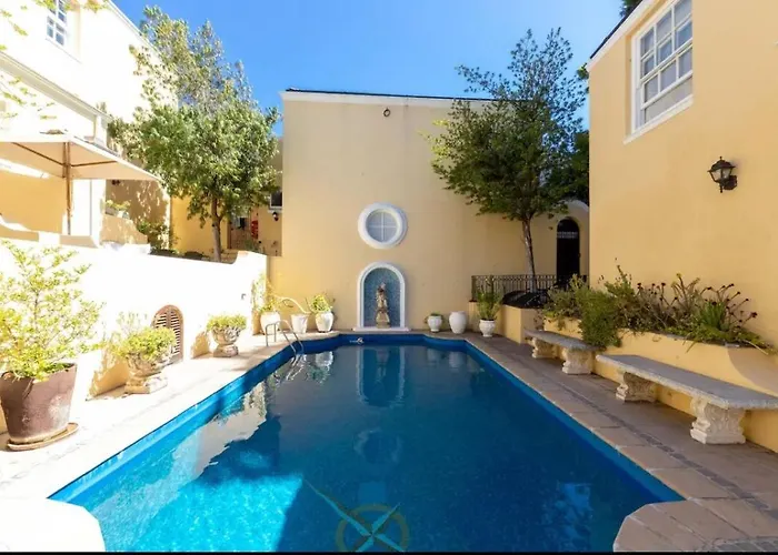 Vintage Alcove In Green Point, Cape Town Sleeps 4