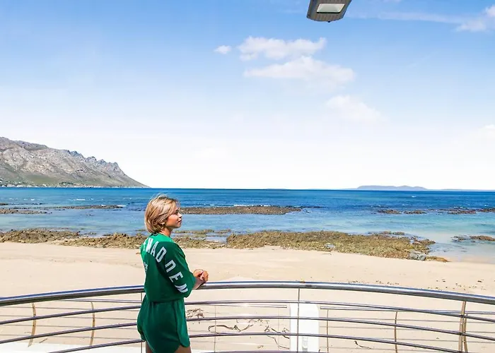 Casa Bonita On The Beach In Gordons Bay