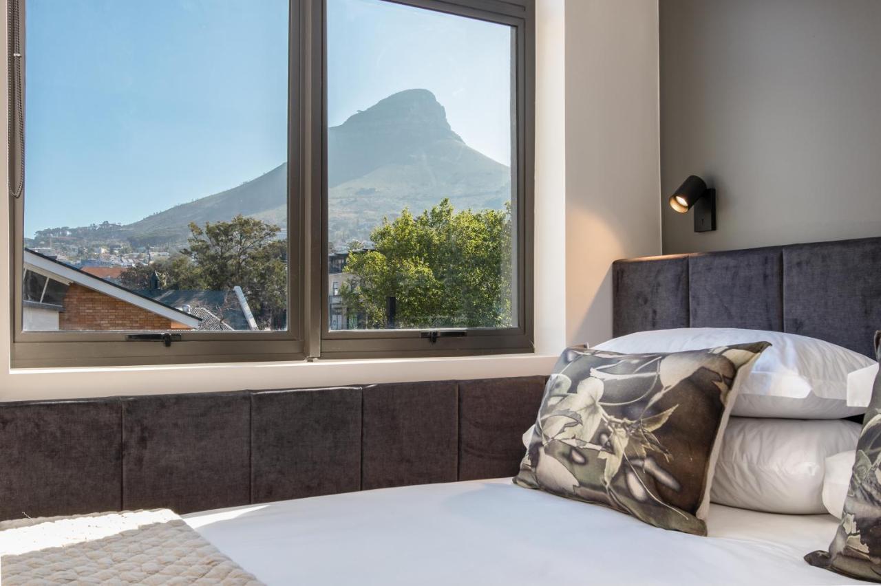Kloof Street - Lion Roars & Hotel