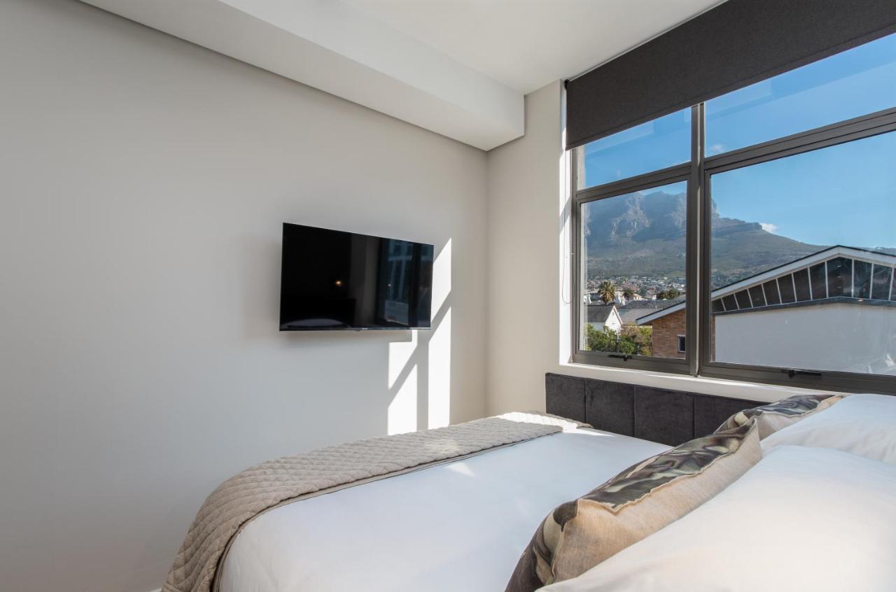 Kloof Street - Lion Roars & Hotel