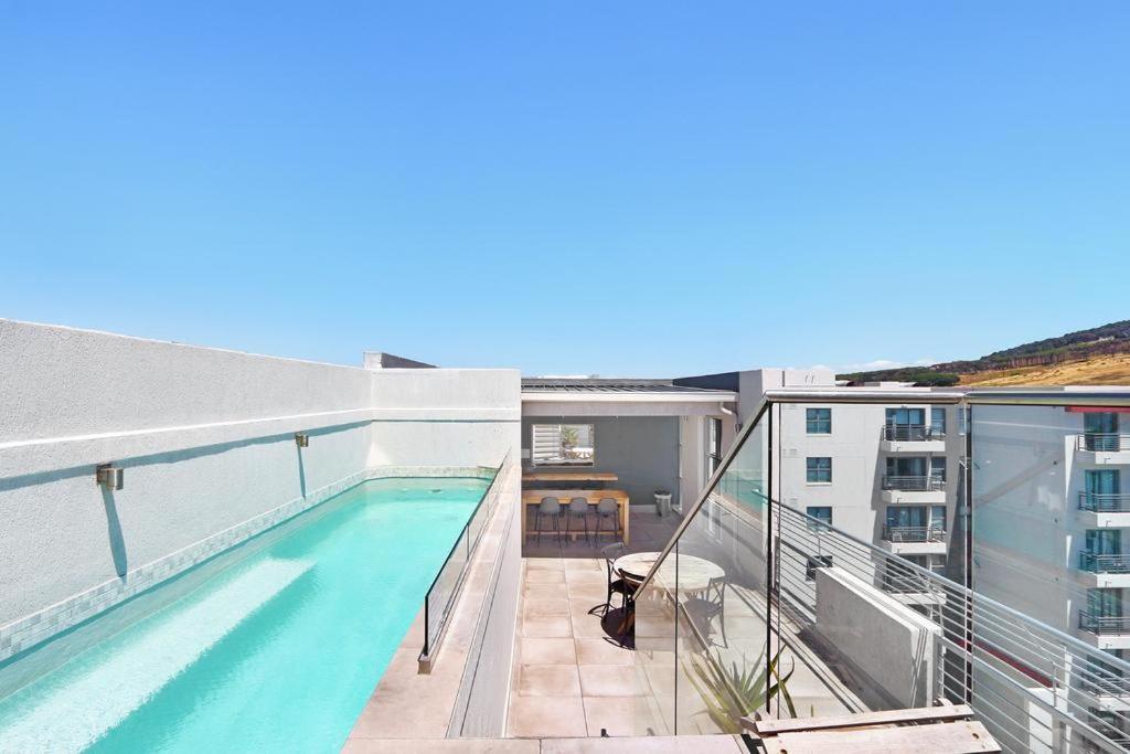 Paragon Luxe Modern Rooftop Pool