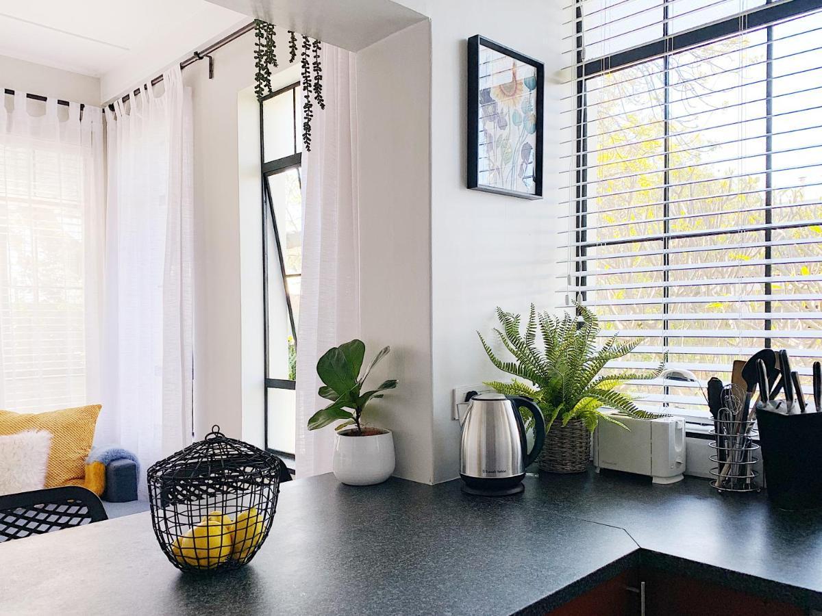 Urban Pod In Vibrant Point Apartment *