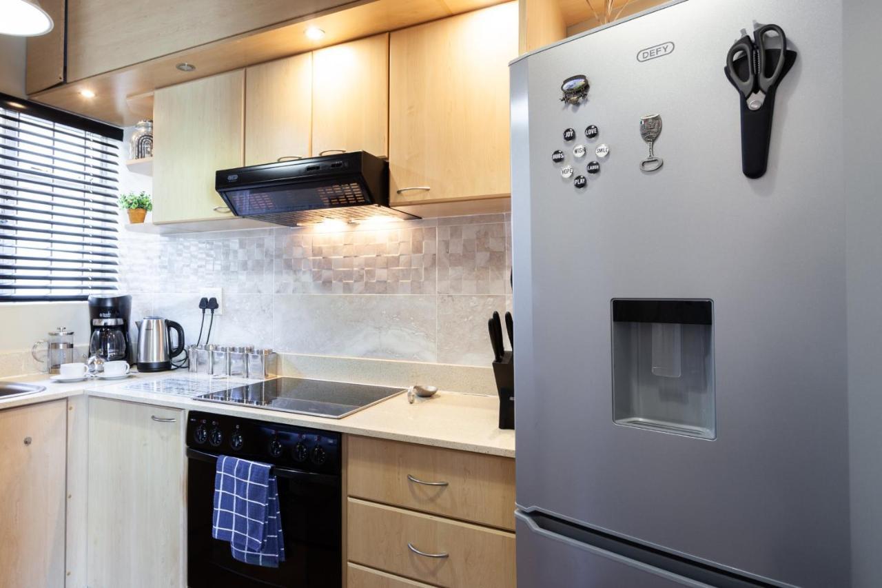 Stunning Studio With Garden & Parking In Sunny Sea Point Apartment *