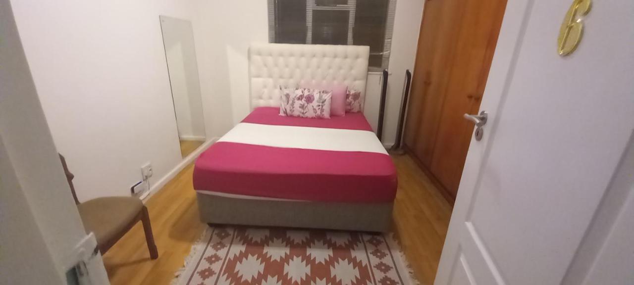 Acomodação com café da manhã  Neo&ruks Self Catering Services *