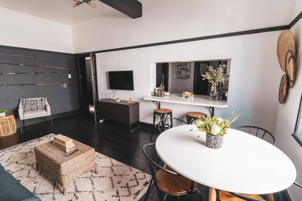 Cozy One-bedroom In The Heart Of Sea Point