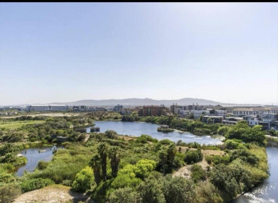 Apartment Spacious Modern 1 Bedroom Near Canal Walk *