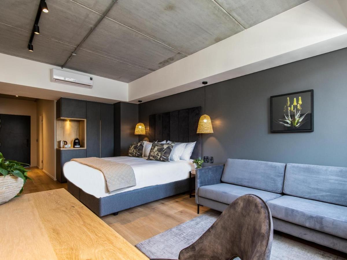 Kloof Street - Lion Roars & Hotel Cape Town