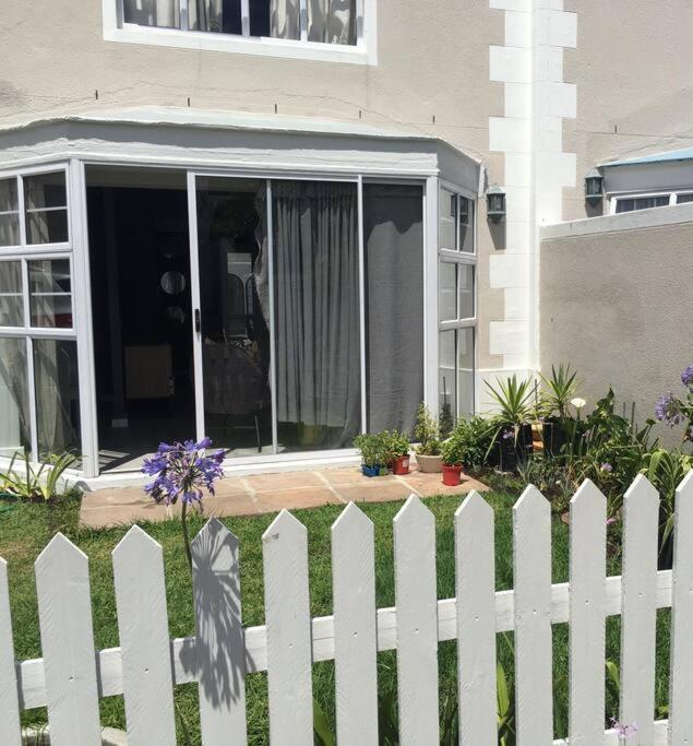 Cheerful 2 Bedroomed Townhouse With Patio *