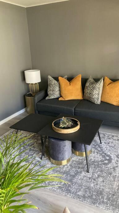 Apartment Cheerful 2 Bedroomed Townhouse With Patio *