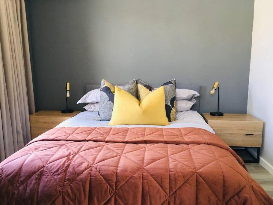 Cheerful 2 Bedroomed Townhouse With Patio * Cape Town
