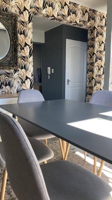 Cheerful 2 Bedroomed Townhouse With Patio * Cape Town