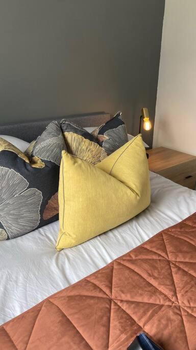 Apartment Cheerful 2 Bedroomed Townhouse With Patio *
