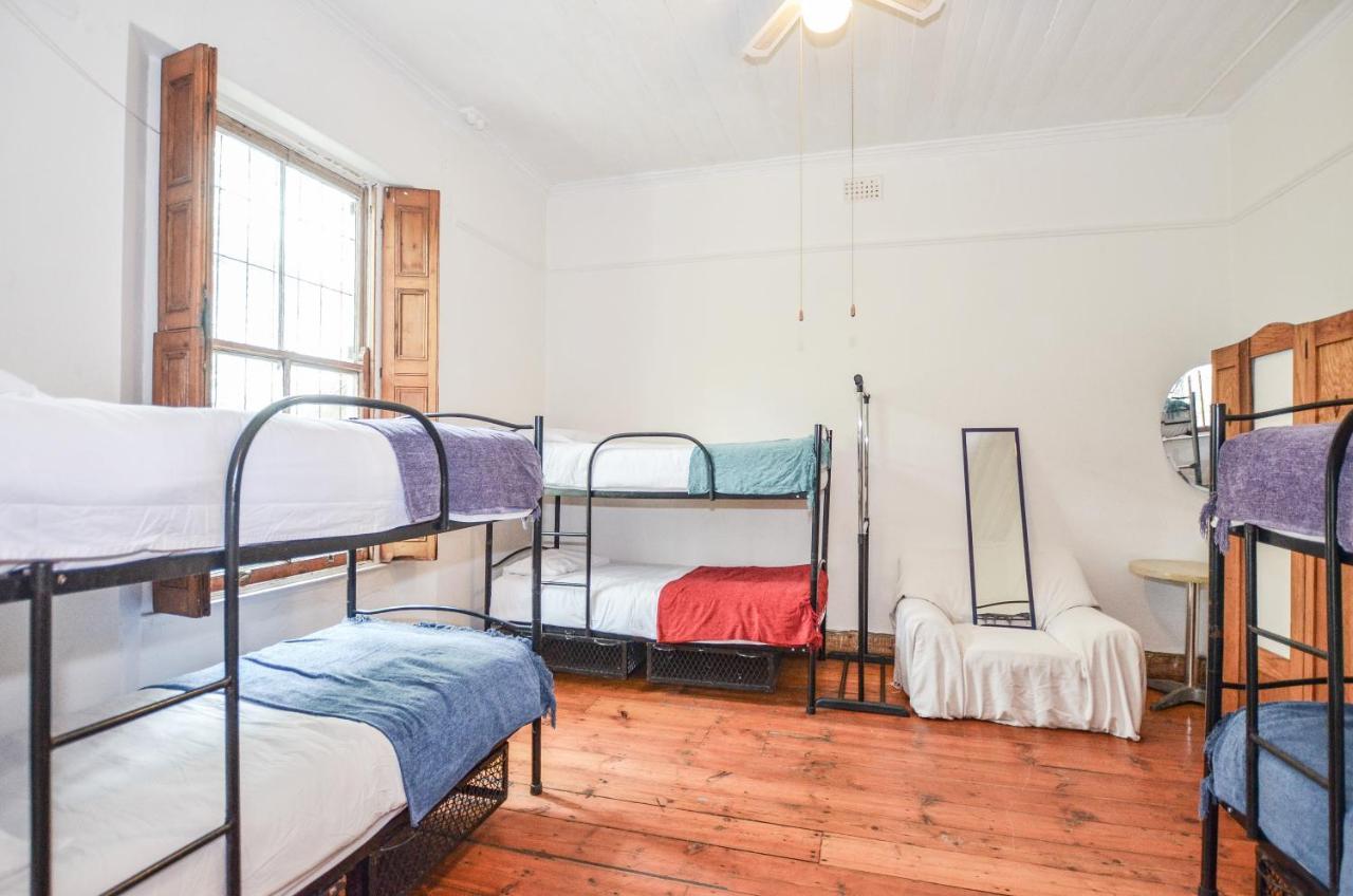 Oak Backpackers Hostel *