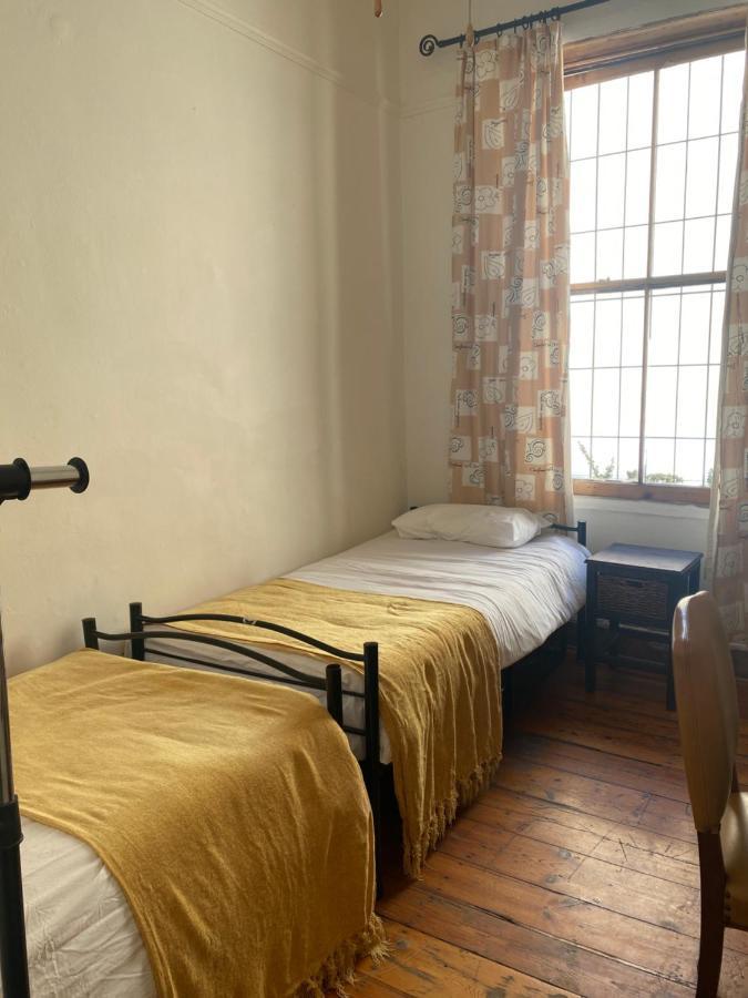 Oak Backpackers Hostel *